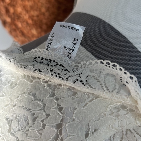 White wedding dress lace form fitting - Picture 8 of 8